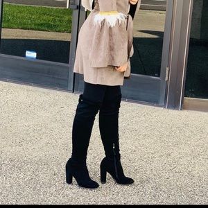 It’s a black beautiful boots. With good condition.